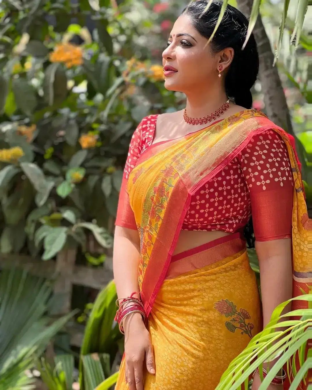 Beautiful Indian Queen Reshma Pasupuleti in Yellow Saree